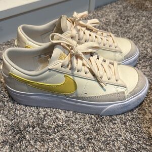 🌷SPRING SALE - Nike Women's Blazer Low Platform Shoes size 6